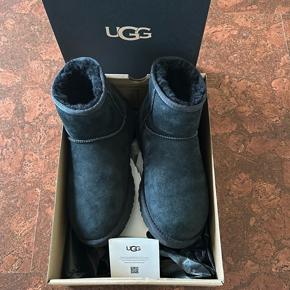 UGG men's classic mini 100% authentic with box size 9 Like New - Picture 1 of 13